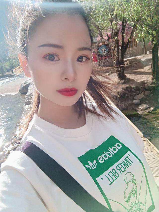 草场坡一字马美女